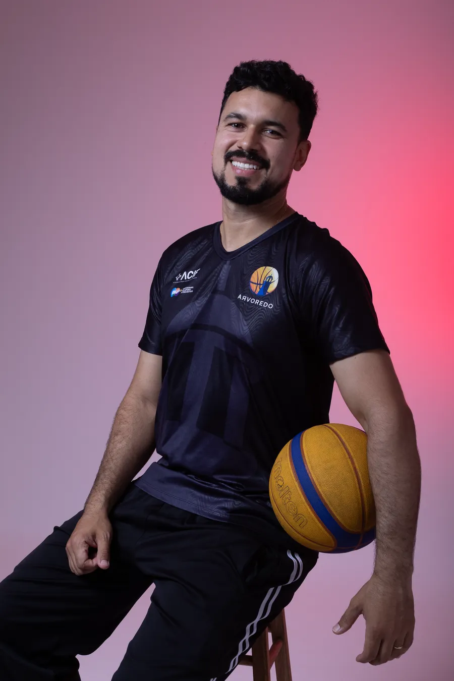 Professor do projeto com a bola do Arvoredo